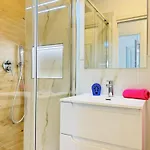 דירה Comfy With Balcony ביביונה